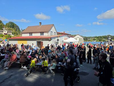 A busy day on the quay
